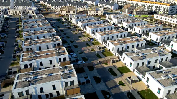 Modern alan caddeleri, şehir doğasını barındırıyor.