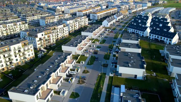 Modern alan caddeleri, şehir doğasını barındırıyor.