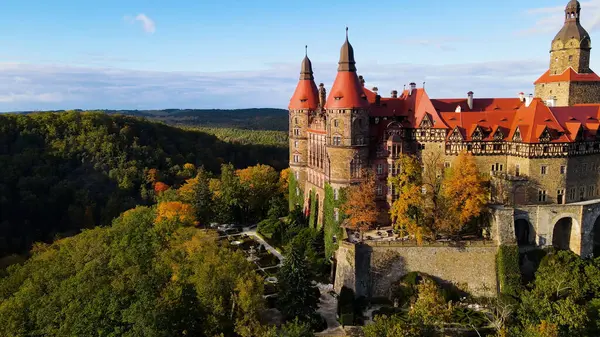 Drone Walbrzych Polonya 'dan Ksiaz Şatosu Sonbahar Görünümü