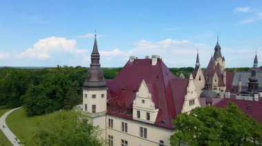 Moszna Şatosu, Moszna Polonya köyü yakınlarındaki bir mimariden manzara üzerinde uçuyor.