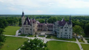 Moszna Şatosu, Moszna Polonya köyü yakınlarındaki bir mimariden manzara üzerinde uçuyor.