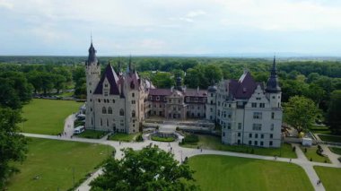 Moszna Şatosu, Moszna Polonya köyü yakınlarındaki bir mimariden manzara üzerinde uçuyor.