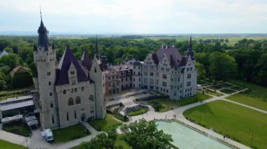 Moszna Şatosu, Moszna Polonya köyü yakınlarındaki bir mimariden manzara üzerinde uçuyor.