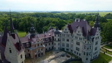 Moszna Şatosu, Moszna Polonya köyü yakınlarındaki bir mimariden manzara üzerinde uçuyor.