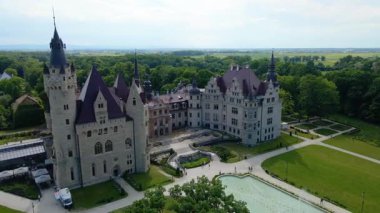 Moszna Şatosu, Moszna Polonya köyü yakınlarındaki bir mimariden manzara üzerinde uçuyor.