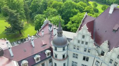 Moszna Şatosu, Moszna Polonya köyü yakınlarındaki bir mimariden manzara üzerinde uçuyor.