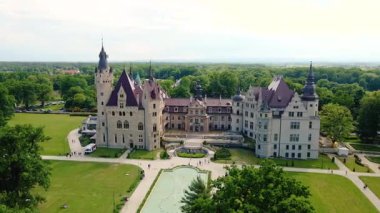 Moszna Şatosu, Moszna Polonya köyü yakınlarındaki bir mimariden manzara üzerinde uçuyor.