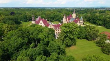 Moszna Şatosu, Moszna Polonya köyü yakınlarındaki bir mimariden manzara üzerinde uçuyor.