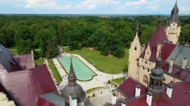 Moszna Şatosu, Moszna Polonya köyü yakınlarındaki bir mimariden manzara üzerinde uçuyor.