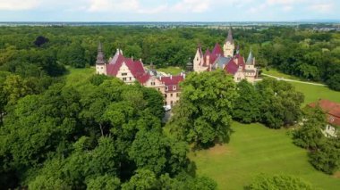 Moszna Şatosu, Moszna Polonya köyü yakınlarındaki bir mimariden manzara üzerinde uçuyor.