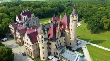 Moszna Şatosu, Moszna Polonya köyü yakınlarındaki bir mimariden manzara üzerinde uçuyor.