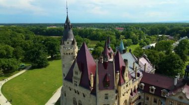 Moszna Şatosu, Moszna Polonya köyü yakınlarındaki bir mimariden manzara üzerinde uçuyor.