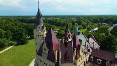 Moszna Şatosu, Moszna Polonya köyü yakınlarındaki bir mimariden manzara üzerinde uçuyor.