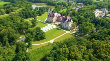 Moszna Şatosu, Moszna Polonya köyü yakınlarındaki bir mimariden manzara üzerinde uçuyor.