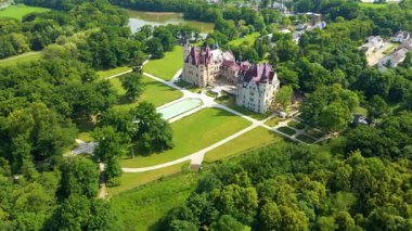 Moszna Şatosu, Moszna Polonya köyü yakınlarındaki bir mimariden manzara üzerinde uçuyor.