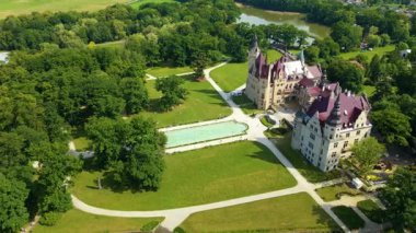 Moszna Şatosu, Moszna Polonya köyü yakınlarındaki bir mimariden manzara üzerinde uçuyor.
