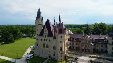 Moszna Şatosu, Moszna Polonya köyü yakınlarındaki bir mimariden manzara üzerinde uçuyor.