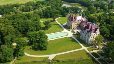 Moszna Şatosu, Moszna Polonya köyü yakınlarındaki bir mimariden manzara üzerinde uçuyor.