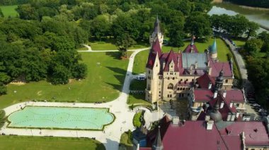 Moszna Şatosu, Moszna Polonya köyü yakınlarındaki bir mimariden manzara üzerinde uçuyor.