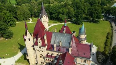 Moszna Şatosu, Moszna Polonya köyü yakınlarındaki bir mimariden manzara üzerinde uçuyor.