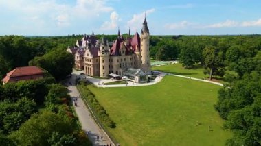 Moszna Şatosu, Moszna Polonya köyü yakınlarındaki bir mimariden manzara üzerinde uçuyor.