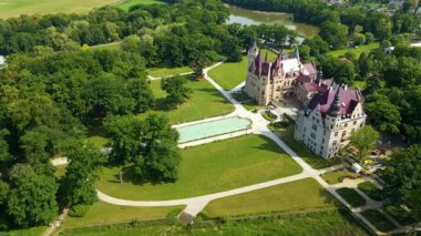 Moszna Şatosu, Moszna Polonya köyü yakınlarındaki bir mimariden manzara üzerinde uçuyor.