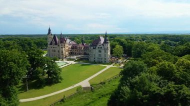 Moszna Şatosu, Moszna Polonya köyü yakınlarındaki bir mimariden manzara üzerinde uçuyor.