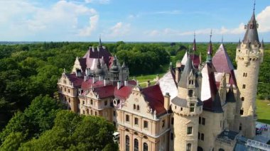 Moszna Şatosu, Moszna Polonya köyü yakınlarındaki bir mimariden manzara üzerinde uçuyor.