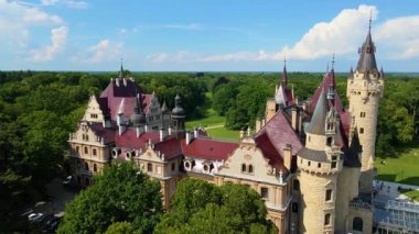 Moszna Şatosu, Moszna Polonya köyü yakınlarındaki bir mimariden manzara üzerinde uçuyor.