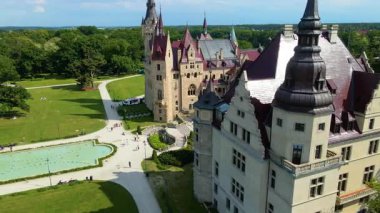 Moszna Şatosu, Moszna Polonya köyü yakınlarındaki bir mimariden manzara üzerinde uçuyor.