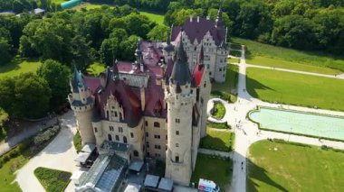 Moszna Şatosu, Moszna Polonya köyü yakınlarındaki bir mimariden manzara üzerinde uçuyor.