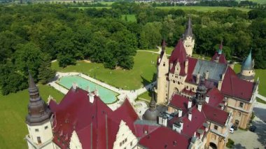 Moszna Şatosu, Moszna Polonya köyü yakınlarındaki bir mimariden manzara üzerinde uçuyor.