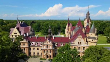 Moszna Şatosu, Moszna Polonya köyü yakınlarındaki bir mimariden manzara üzerinde uçuyor.