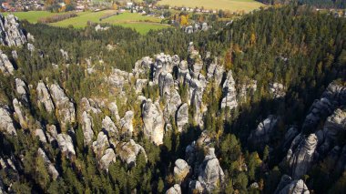 Adrspach kayaları İHA manzarasından Çek Cumhuriyeti 'nin Adrspach bölgesini gösteriyor
