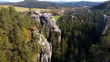 Adrspach kayaları İHA manzarasından Çek Cumhuriyeti 'nin Adrspach bölgesini gösteriyor