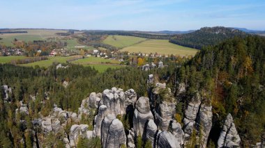 Adrspach kayaları İHA manzarasından Çek Cumhuriyeti 'nin Adrspach bölgesini gösteriyor