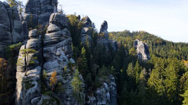 Adrspach kayaları İHA manzarasından Çek Cumhuriyeti 'nin Adrspach bölgesini gösteriyor