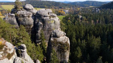 Adrspach kayaları İHA manzarasından Çek Cumhuriyeti 'nin Adrspach bölgesini gösteriyor