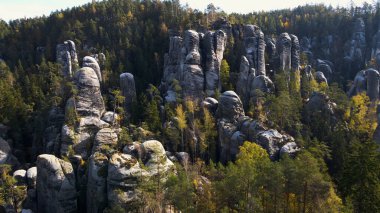 Adrspach kayaları İHA manzarasından Çek Cumhuriyeti 'nin Adrspach bölgesini gösteriyor