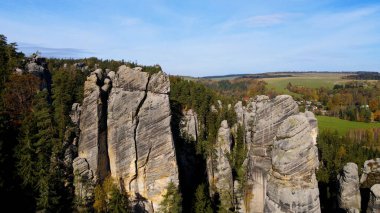 Adrspach kayaları İHA manzarasından Çek Cumhuriyeti 'nin Adrspach bölgesini gösteriyor