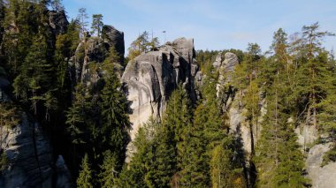 Adrspach kayaları İHA manzarasından Çek Cumhuriyeti 'nin Adrspach bölgesini gösteriyor
