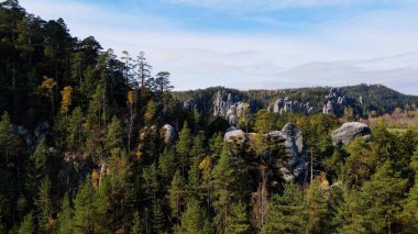 Adrspach kayaları İHA manzarasından Çek Cumhuriyeti 'nin Adrspach bölgesini gösteriyor