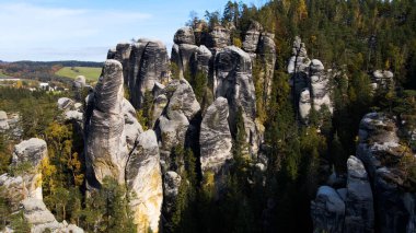 Adrspach kayaları İHA manzarasından Çek Cumhuriyeti 'nin Adrspach bölgesini gösteriyor
