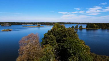 Gölün üzerinden su manzaralı ağaçlar