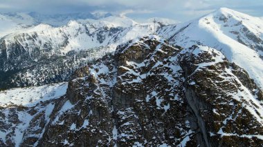 Zakopane Polonya 'dan karlı dağ zirvesi, buzul manzaralı.