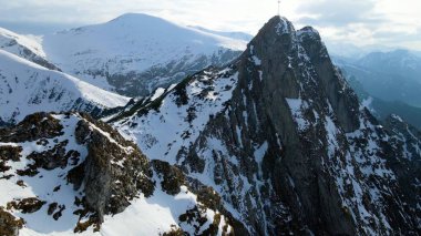Zakopane Polonya 'dan karlı dağ zirvesi, buzul manzaralı.
