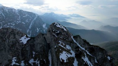 Zakopane Polonya 'dan karlı dağ zirvesi, buzul manzaralı.