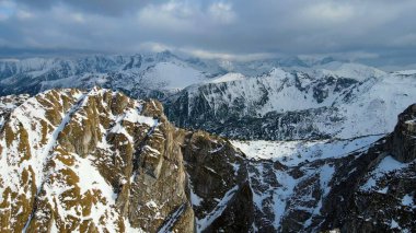 Zakopane Polonya 'dan karlı dağ zirvesi, buzul manzaralı.
