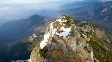 Dağın tepesinden kayalık görünüm