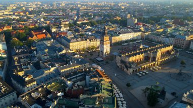 Avrupa kenti turizmine insansız hava aracı bakışı eski Krakow Polonya